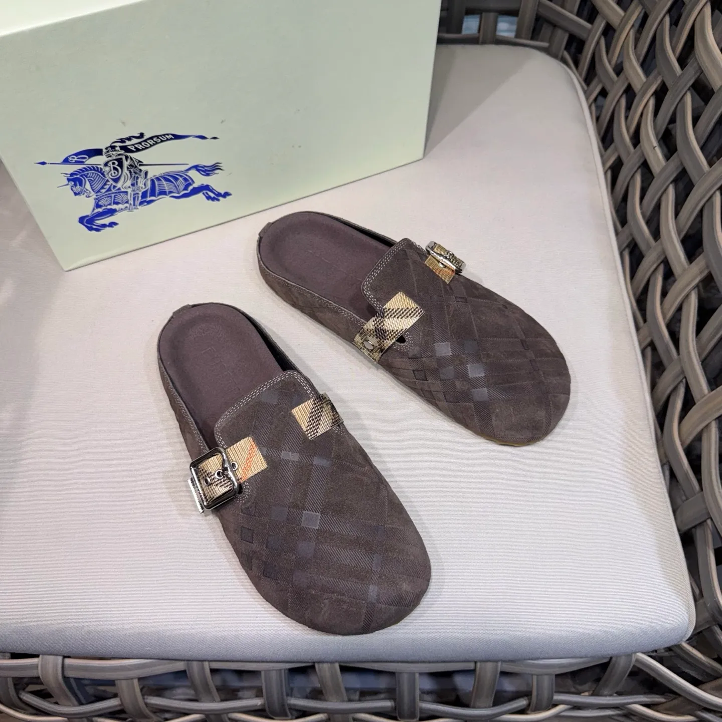 Men's Men's Shoes 💰360 [New Style] 🐝🐝Burberry New Burberry - Men's Checked Leather Urchin Half-Flop Sandal Made of soft suede cowhide and calfskin, these half-flop sandals feature an adjustable B-shaped buckle strap and are decorated with the signature sand-colored Burberry check in jacquard worsted. The upper wraps around the midsole and is paired with a sole made of the same upper material with an embossed logo on the heel and a wavy rubber outsole embellished with the Burberry lettering. Fashionable and casual! Comes with full set of original packaging dust bag! Code number: 39-40-41-42-43-44 standard code (38/45 can be customized and returns and exchanges are not supported)